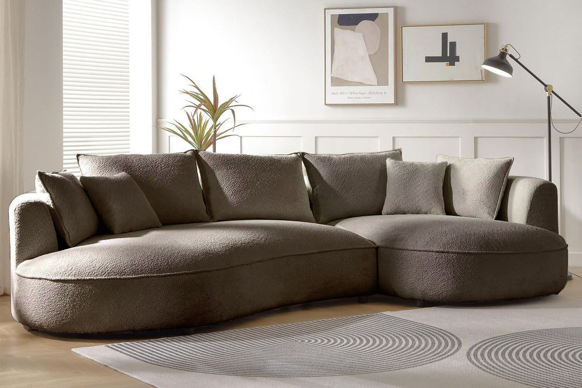 Ecksofa Venedik rechts in Mink mit Boucle-Stoffbezug, Kunststoffbeinen und sieben losen Kissen, Gestell aus Hainbuchenholz.