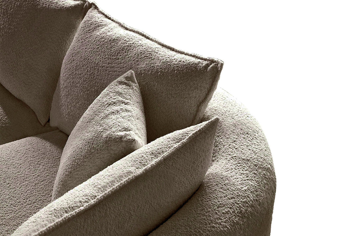Ecksofa Venedik rechts in Mink mit Boucle-Stoffbezug, Kunststoffbeinen und sieben losen Kissen, Gestell aus Hainbuchenholz.