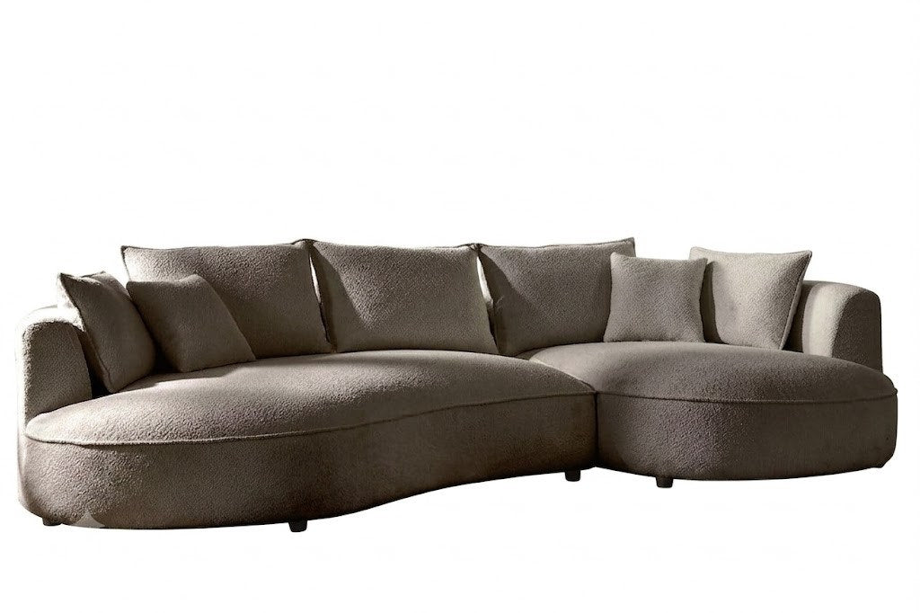 Ecksofa Venedik rechts in Mink mit Boucle-Stoffbezug, Kunststoffbeinen und sieben losen Kissen, Gestell aus Hainbuchenholz.