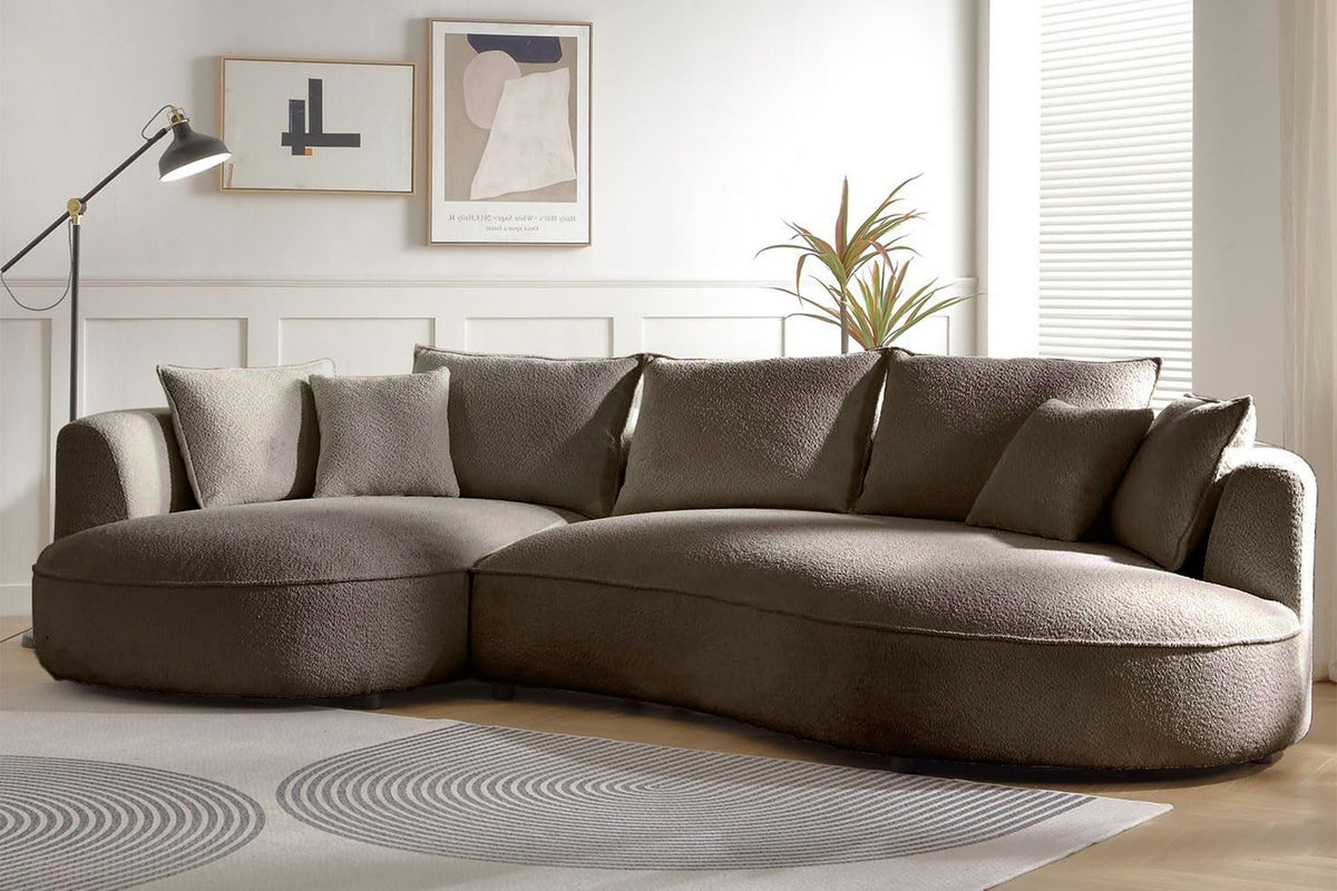 Ecksofa links in Farbe Mink mit Boucle-Stoffbezug, Kunststoffbeinen und sieben Kissen, Grundriss L-Form, Sitztiefe 88 und 124 cm.