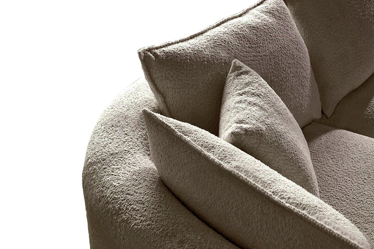 Ecksofa links in Farbe Mink mit Boucle-Stoffbezug, Kunststoffbeinen und sieben Kissen, Grundriss L-Form, Sitztiefe 88 und 124 cm.