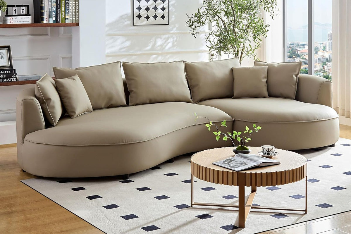 Braunes Ecksofa Venedik mit glattem Kunstlederbezug, rechter Ausrichtung, sieben Kissen und Kunststoffbeinen auf hellem Hintergrund.