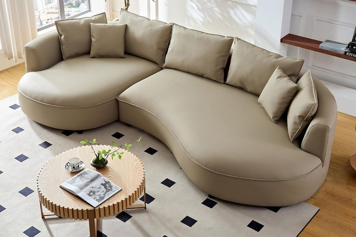 Braunes Ecksofa Venedik links von Hanah Home aus glattem Kunstleder mit Kunststoffbeinen und sieben mitgelieferten Kissen im Wohnbereich.