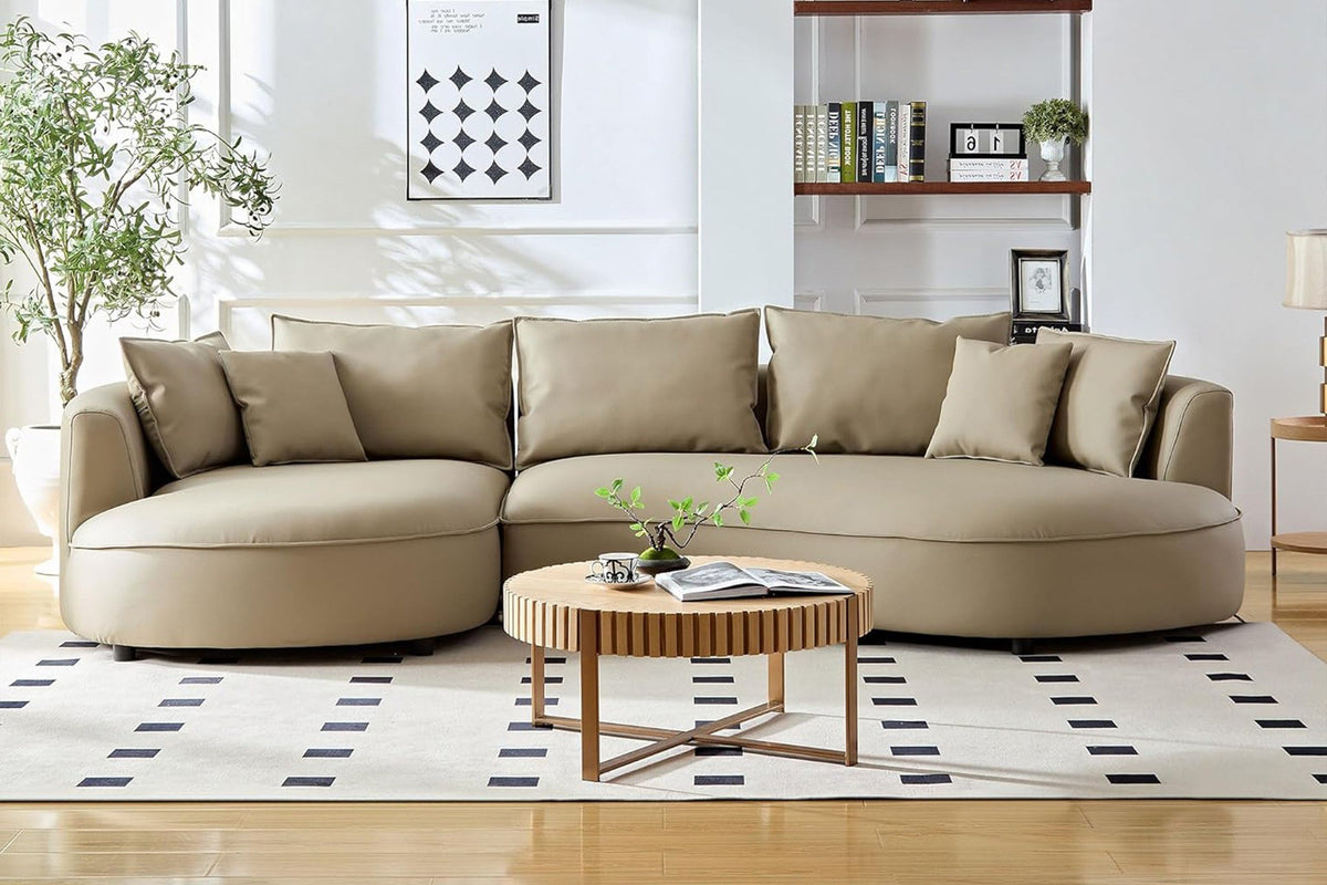 Braunes Ecksofa Venedik links von Hanah Home aus glattem Kunstleder mit Kunststoffbeinen und sieben mitgelieferten Kissen im Wohnbereich.