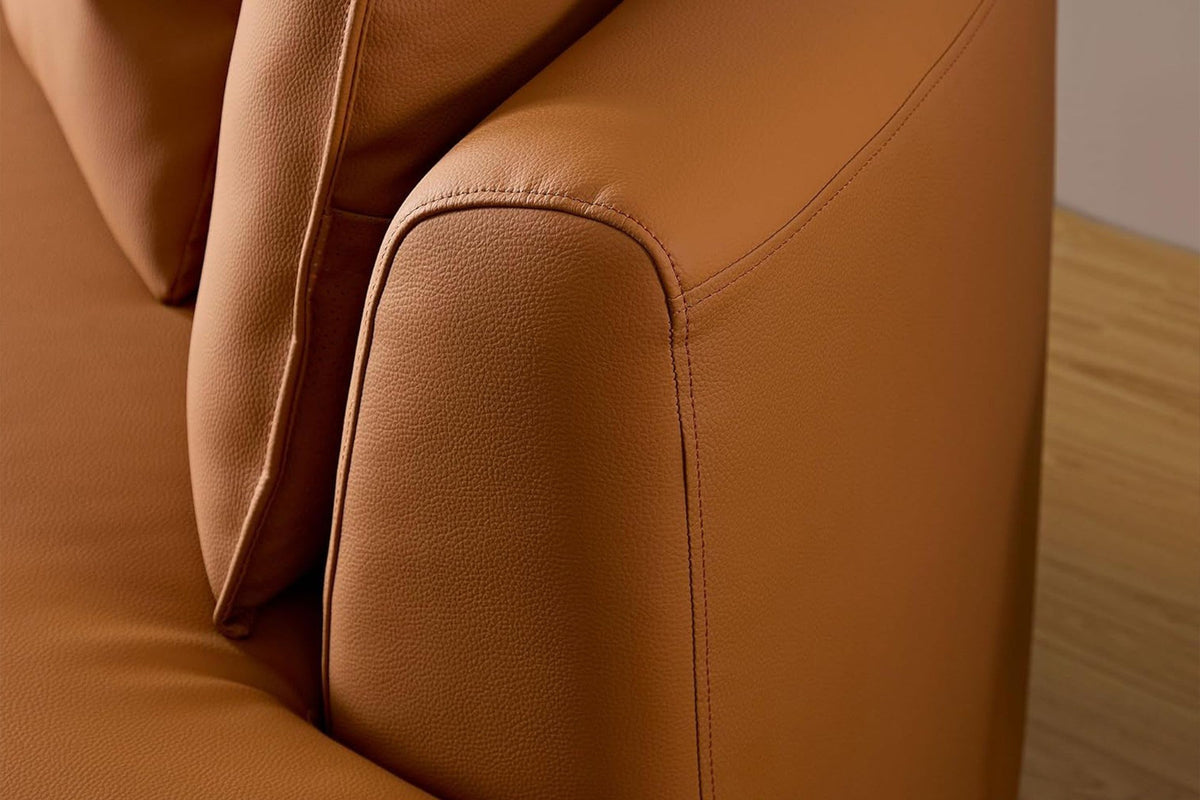 Orangefarbenes Ecksofa Venedik links von Hanah Home mit glattem Kunstlederbezug, Kunststoffbeinen und sieben mitgelieferten Kissen.