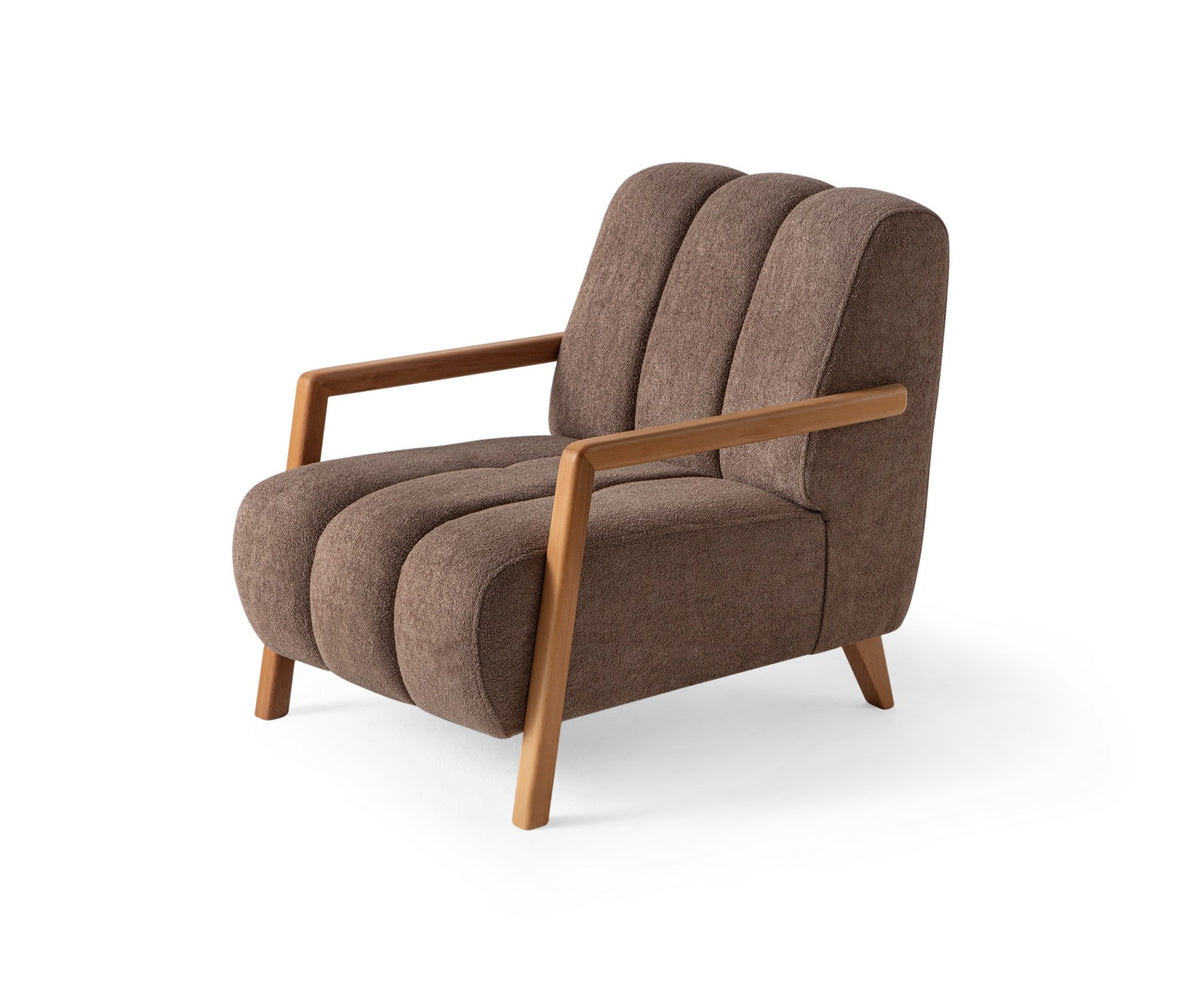 Brauner Ohrensessel N-Line von Hanah Home mit Boucle-Stoff, klassischer Flügelform, Holzbeinen und beigem Sitzkissen auf hellem Untergrund.