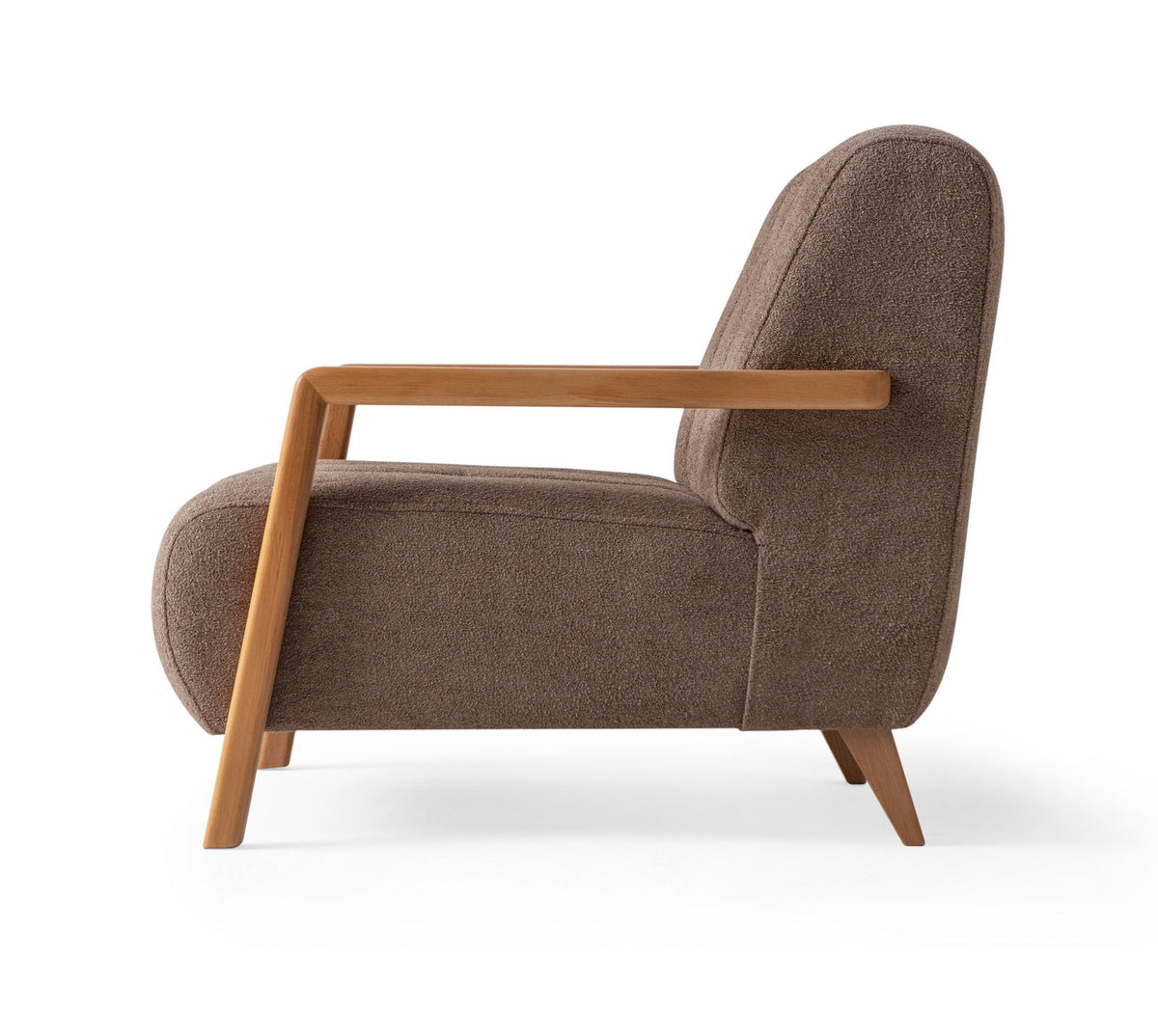 Brauner Ohrensessel N-Line von Hanah Home mit Boucle-Stoff, klassischer Flügelform, Holzbeinen und beigem Sitzkissen auf hellem Untergrund.