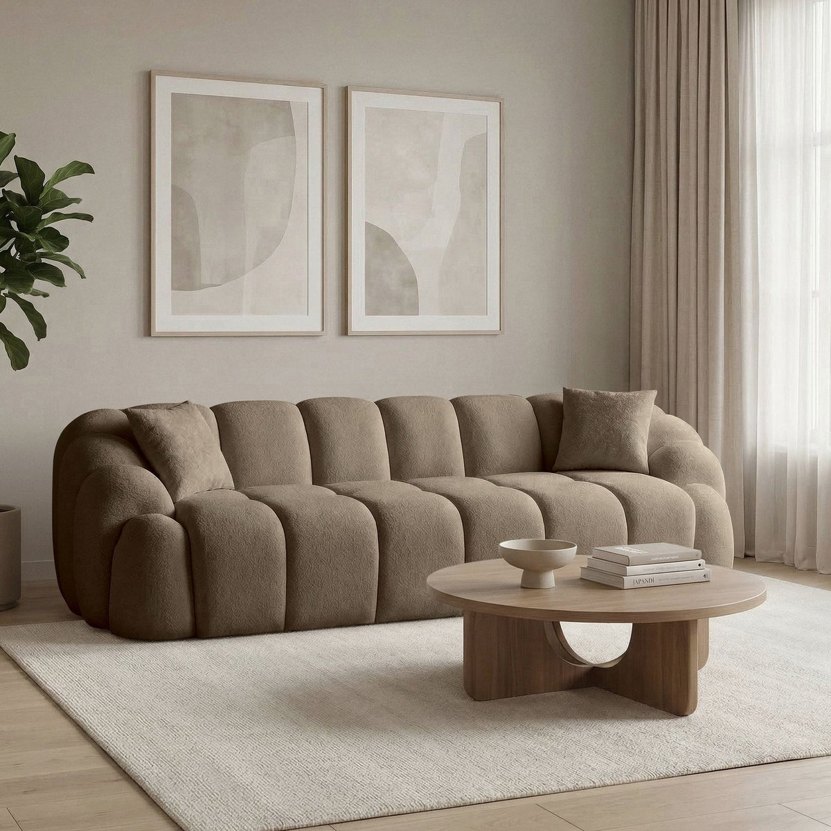 Braunes 4-Sitzer Sofa Octavio aus Polyester-Stoff mit Holzgestell, zwei Kissen und niedrigen Kunststoffbeinen, fotografiert freistehend.