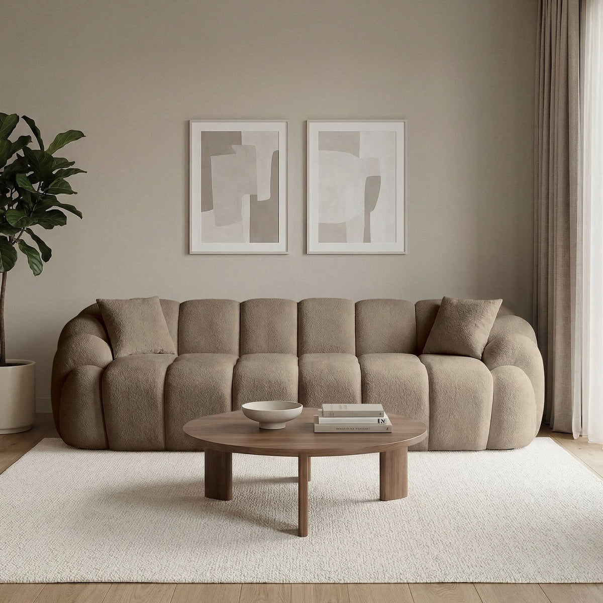 Braunes 4-Sitzer Sofa Octavio aus Polyester-Stoff mit Holzgestell, zwei Kissen und niedrigen Kunststoffbeinen, fotografiert freistehend.