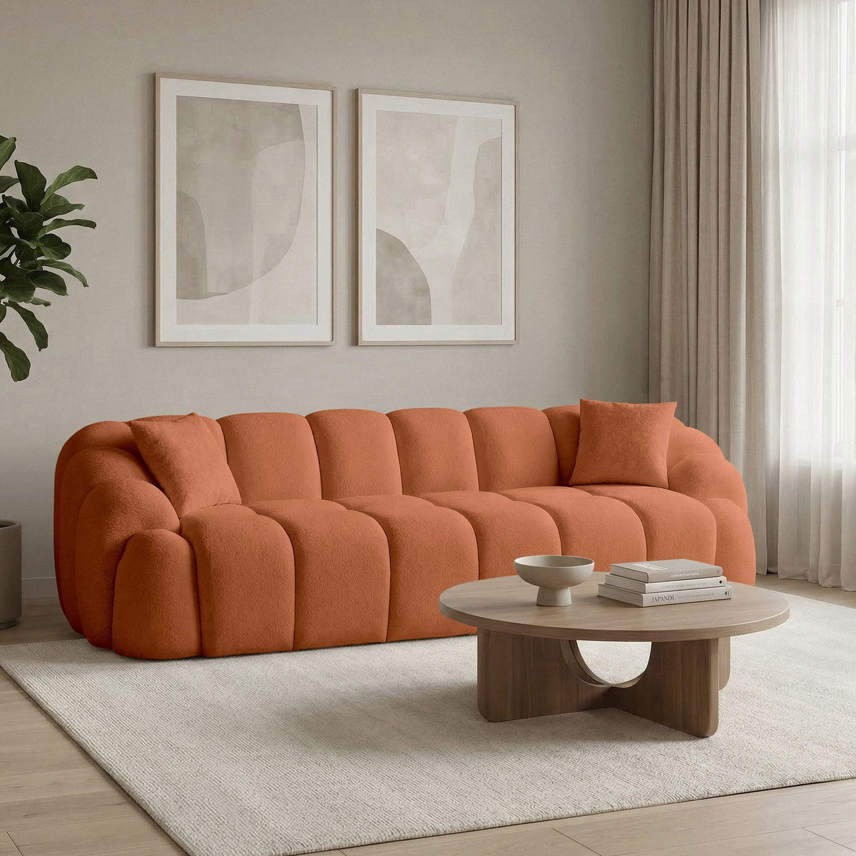 Ziegelrotes 4-Sitzer Sofa Octavio von Hanah Home aus Polyesterstoff mit Buchenholzgestell, Kunststoffbeinen und zwei losen Kissen.