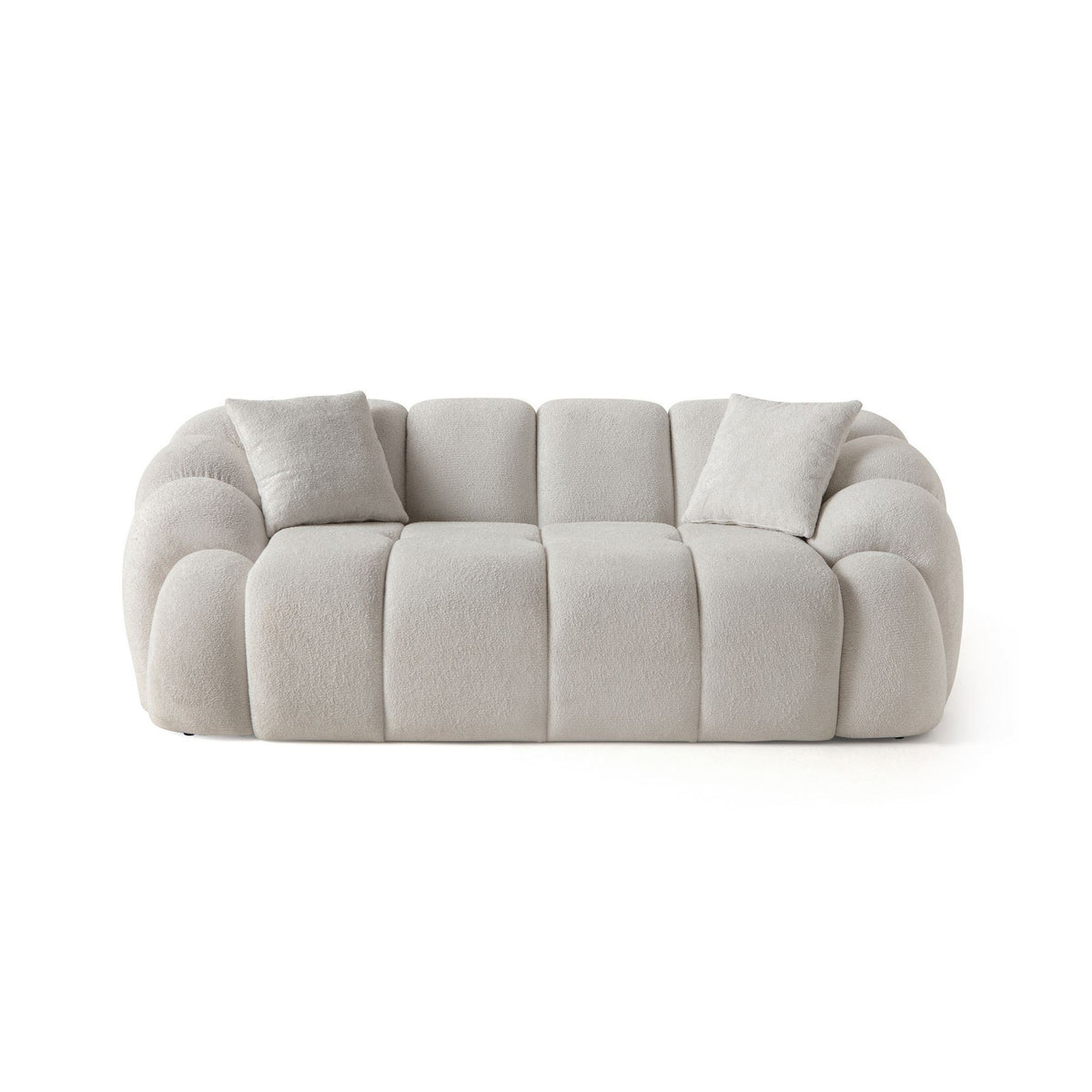 Weisses 2-Sitzer Sofa Octavio von Hanah Home mit Polyesterbezug in Venus-Struktur, Gestell aus Hainbuche, Kunststoffbeinen und zwei Kissen.