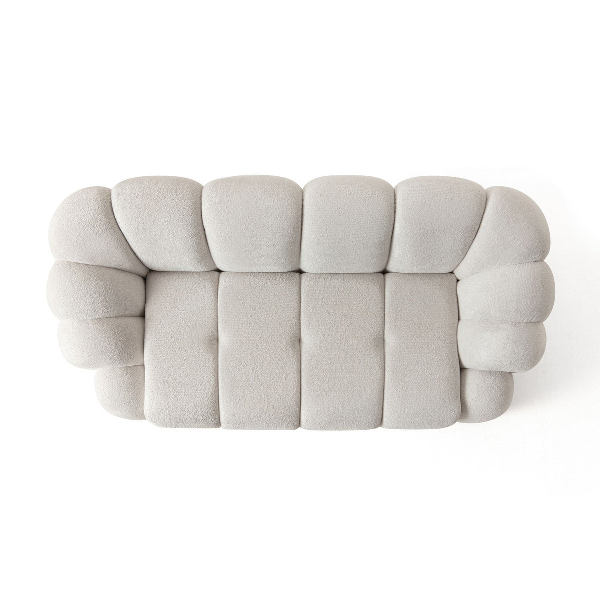 Weisses 2-Sitzer Sofa Octavio von Hanah Home mit Polyesterbezug in Venus-Struktur, Gestell aus Hainbuche, Kunststoffbeinen und zwei Kissen.