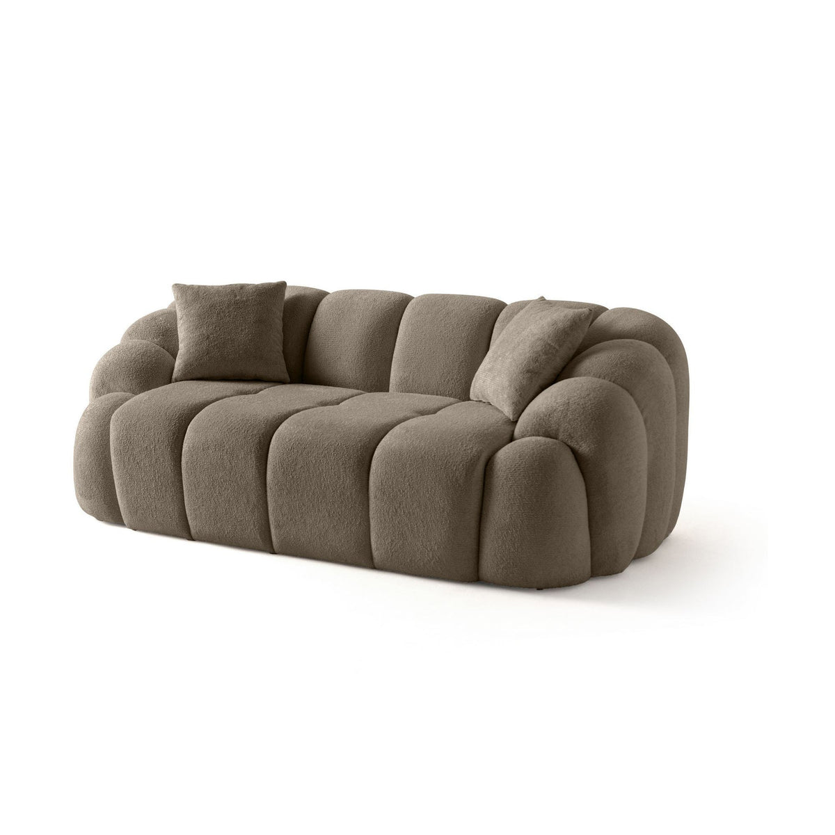 Braunes 2-Sitzer Sofa Octavio mit Polyesterbezug, Holzgestell, Kunststoffbeinen, abnehmbarem Rückenkissen und zwei Zierkissen.