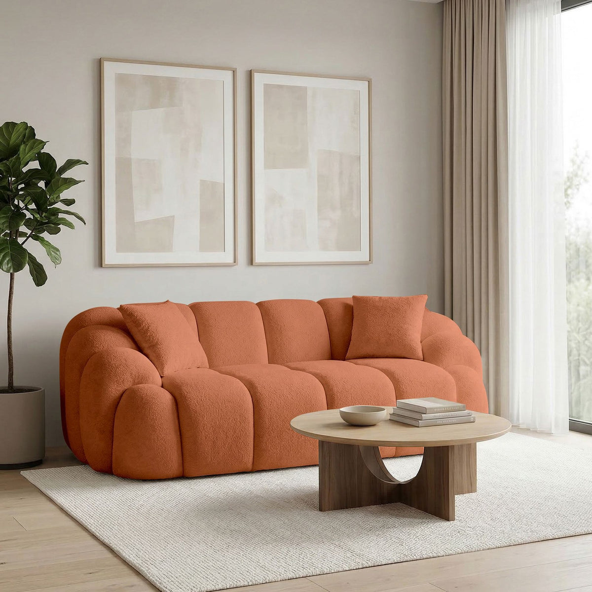 Ziegelrotes 2-Sitzer Sofa Octavio von Hanah Home mit Polyesterbezug, Holzgestell, Kunststoffbeinen und zwei losen Kissen auf hellem Hintergrund.
