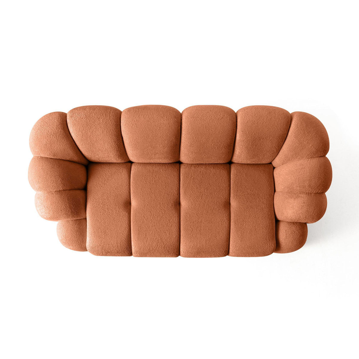 Ziegelrotes 2-Sitzer Sofa Octavio von Hanah Home mit Polyesterbezug, Holzgestell, Kunststoffbeinen und zwei losen Kissen auf hellem Hintergrund.