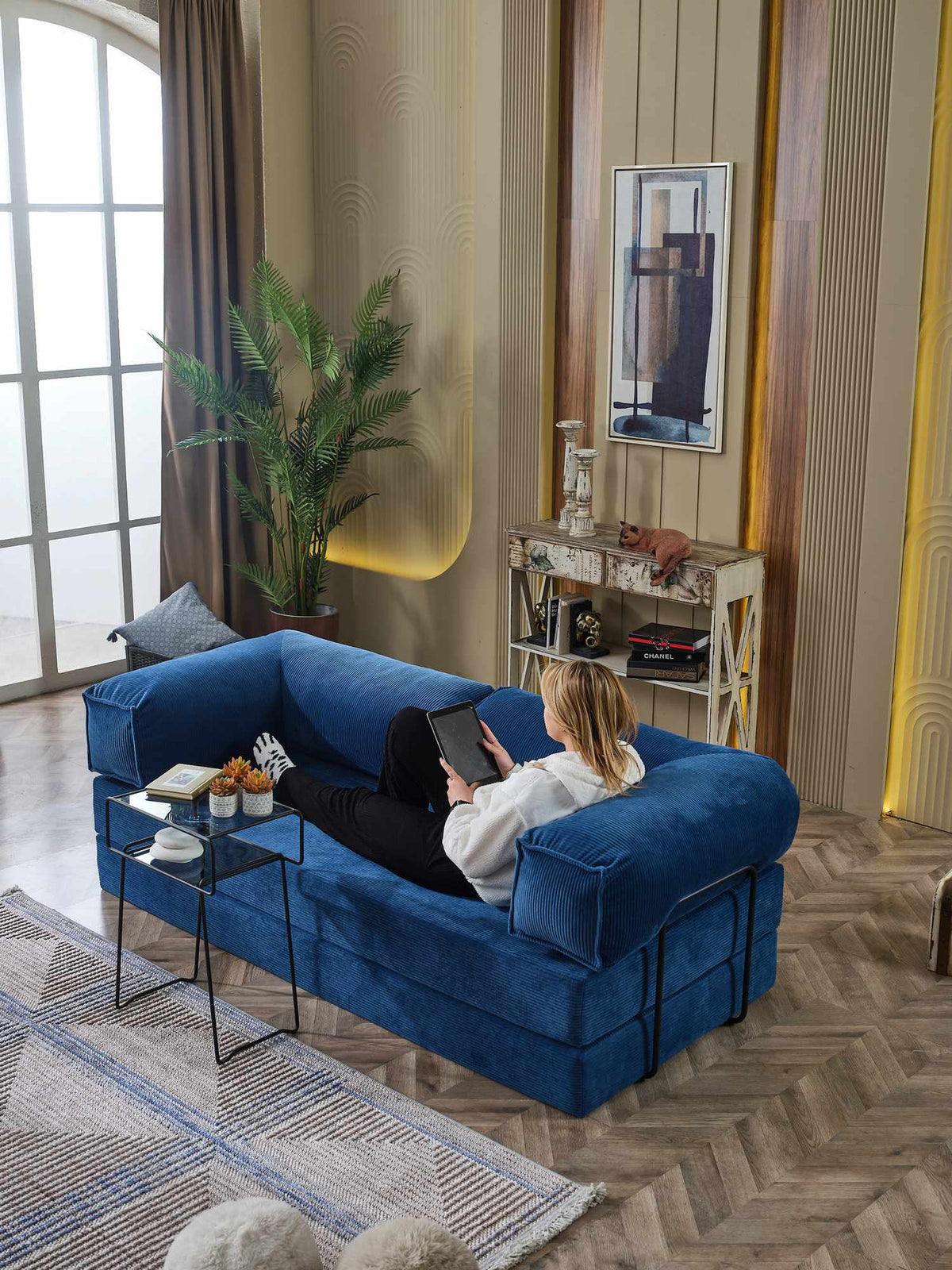 Dunkelblaues 2-Sitzer Schlafsofa aus Polyester-Leinen-Stoff mit Eisengestell, ausklappbar zum Bett, Masse 160 x 80 x 66 cm, Sitzhöhe 36 cm.