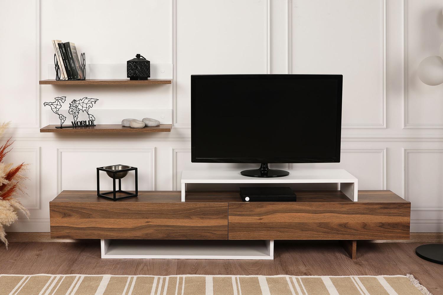 Nirvana - Teak, White in Weiss
 Teak präsentiert im Onlineshop von KAQTU Design AG. TV-Möbel ist von Hanah Home