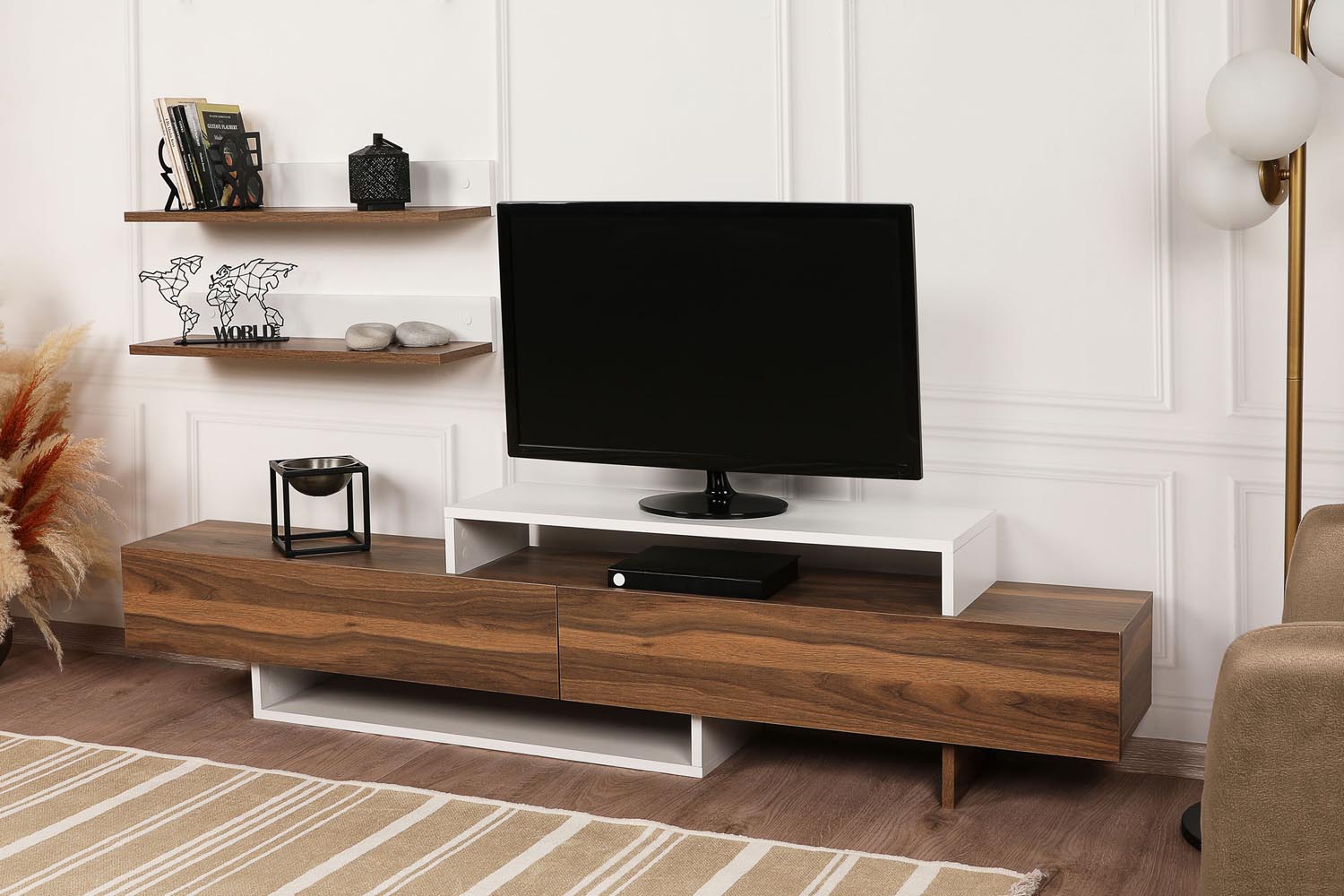 Nirvana - Teak, White in Weiss
 Teak präsentiert im Onlineshop von KAQTU Design AG. TV-Möbel ist von Hanah Home