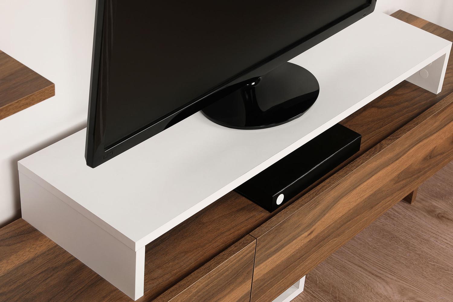 Nirvana - Teak, White in Weiss
 Teak präsentiert im Onlineshop von KAQTU Design AG. TV-Möbel ist von Hanah Home