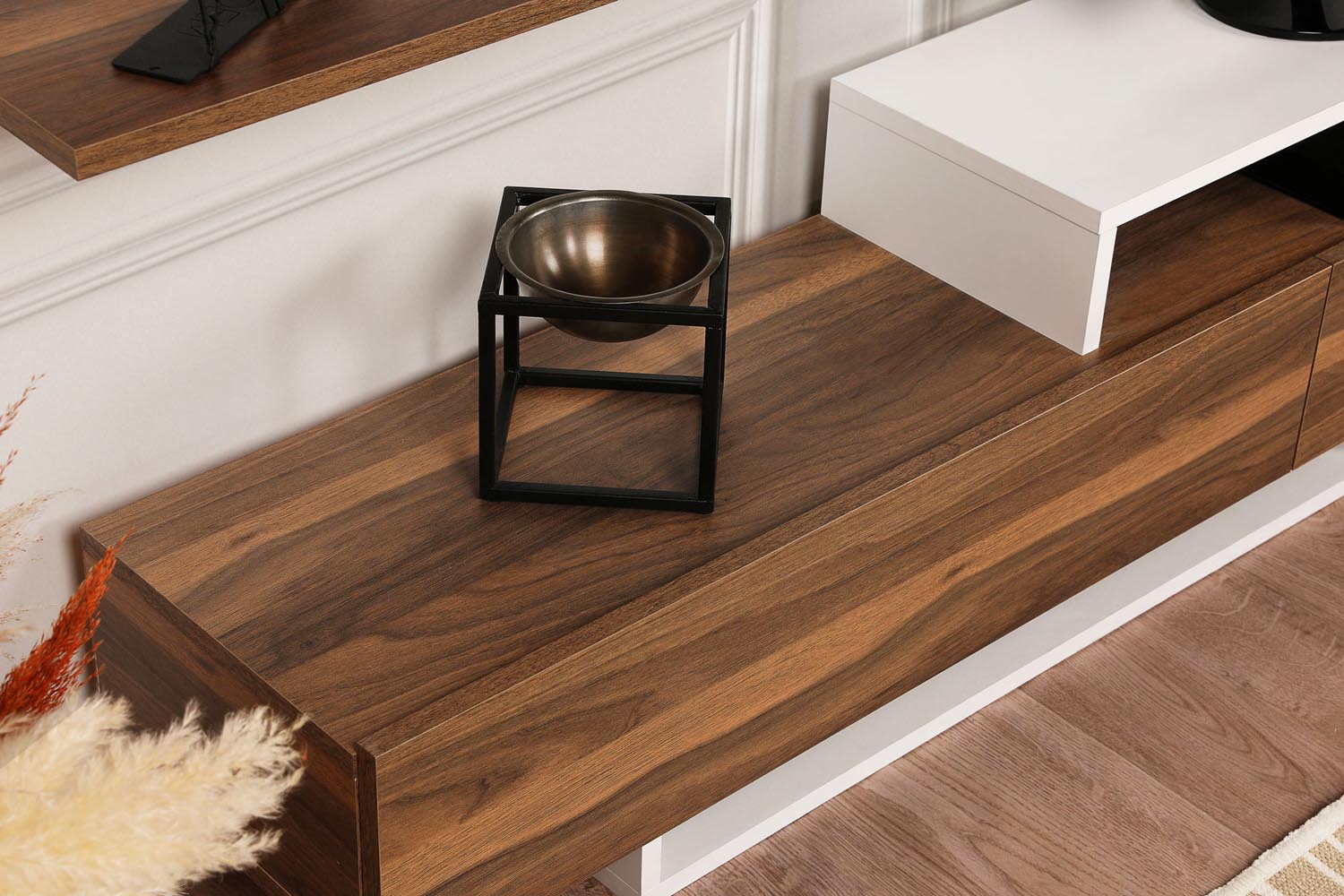 Nirvana - Teak, White in Weiss
 Teak präsentiert im Onlineshop von KAQTU Design AG. TV-Möbel ist von Hanah Home