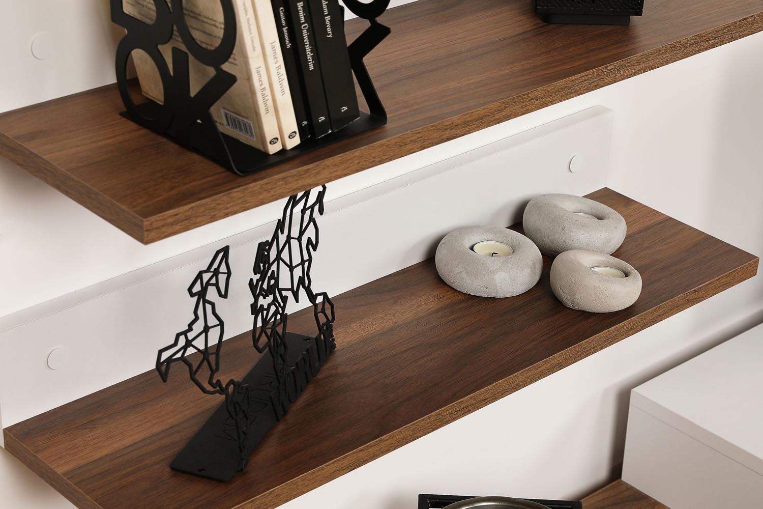 Nirvana - Teak, White in Weiss
 Teak präsentiert im Onlineshop von KAQTU Design AG. TV-Möbel ist von Hanah Home
