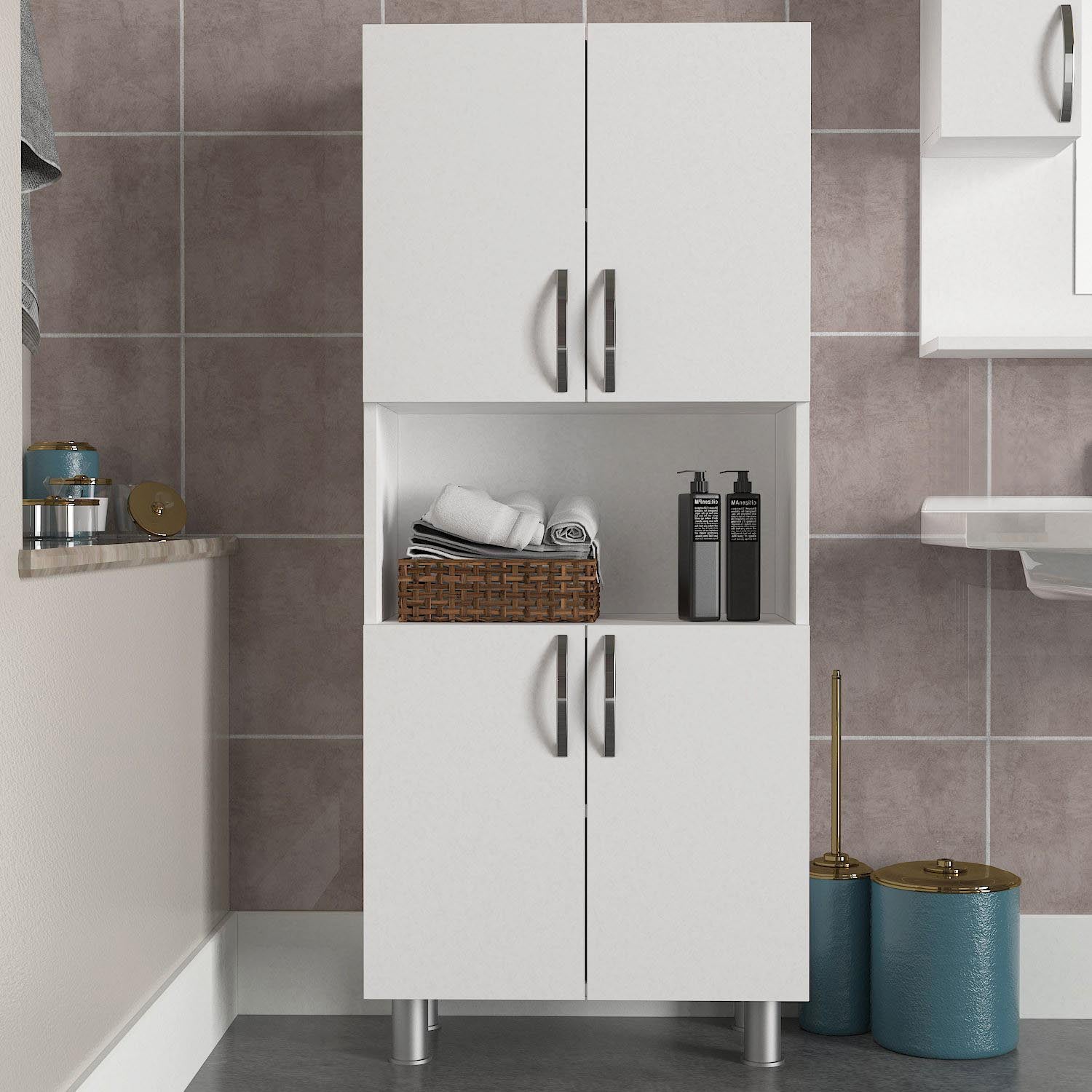 Verleihen Sie Ihrem Badezimmer mit der stilvollen William Kommode in Weiß von Hanah Home einen Hauch von Eleganz und optimalem Stauraum.