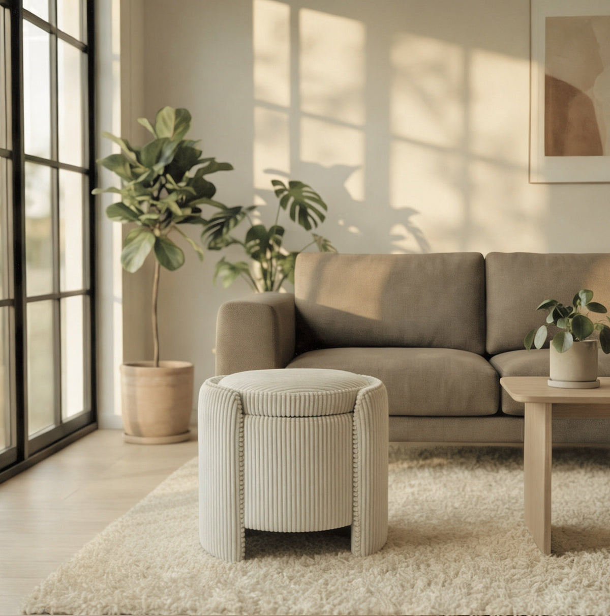 Beiger Sitzhocker Cuddle Pouf von Hanah Home mit Cord-Bezug, abnehmbarem Deckel, sichtbarem Stauraum und Korpus aus Spanplatte und Pappel-Sperrholz.