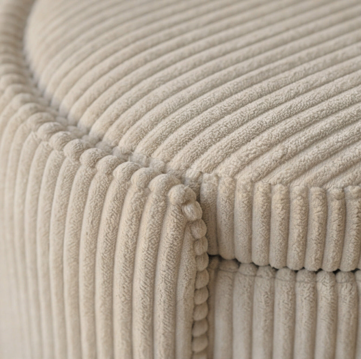 Beiger Sitzhocker Cuddle Pouf von Hanah Home mit Cord-Bezug, abnehmbarem Deckel, sichtbarem Stauraum und Korpus aus Spanplatte und Pappel-Sperrholz.