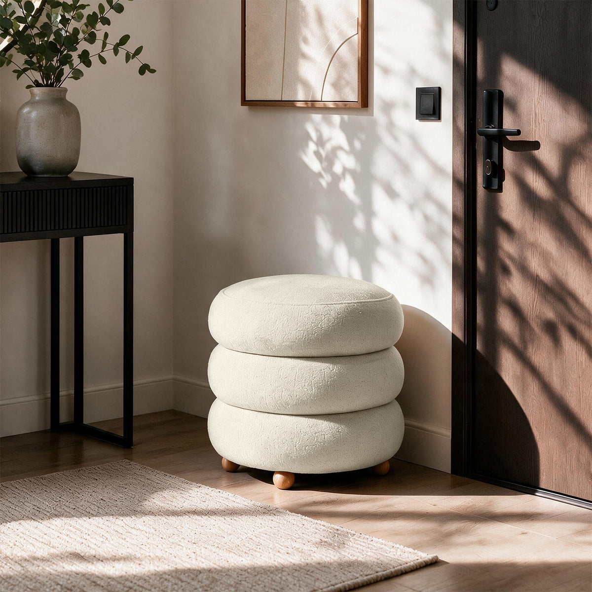 Runder Pouf in Off-White von Hanah Home mit gestricktem Polyesterbezug, Holz-Kugelfüssen und sichtbarem Stauraumfach im Innenraum.