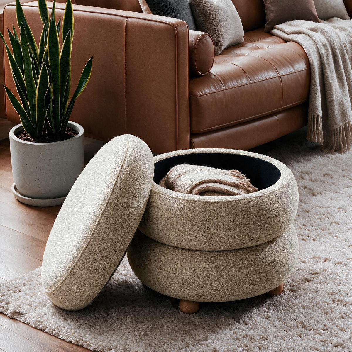 Runder Pouf in Latte-Farbe aus gestricktem Polyesterstoff mit Holzkugelfüssen und gepolsterter Sitzfläche, Stauraum im Inneren.