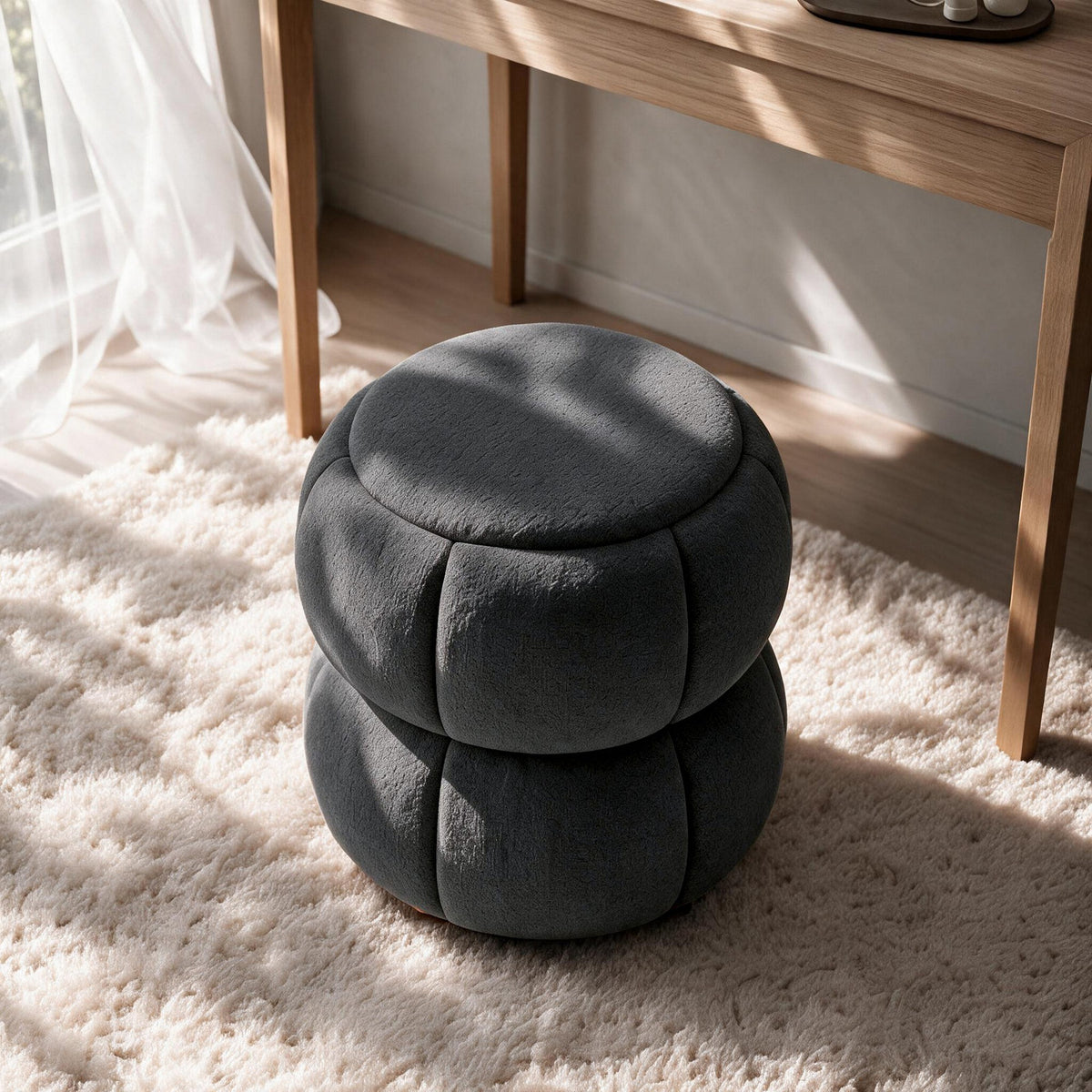 Dunkelgrauer Pouf mit gestricktem Polyesterbezug, Schaumstoffpolsterung und runden Holzfüssen, quadratische Form.