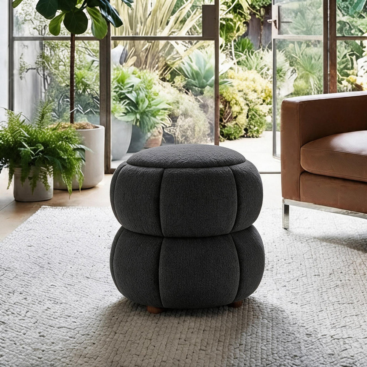Dunkelgrauer Pouf mit gestricktem Polyesterbezug, Schaumstoffpolsterung und runden Holzfüssen, quadratische Form.