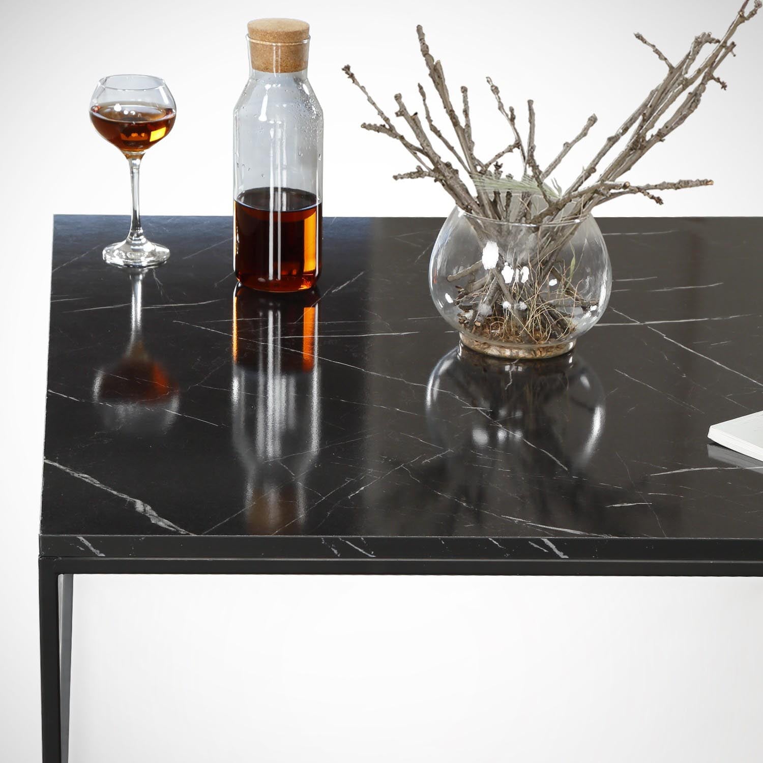 Poly - Royal in Schwarz Weiss präsentiert im Onlineshop von KAQTU Design AG. Beistelltisch ist von Hanah Home
