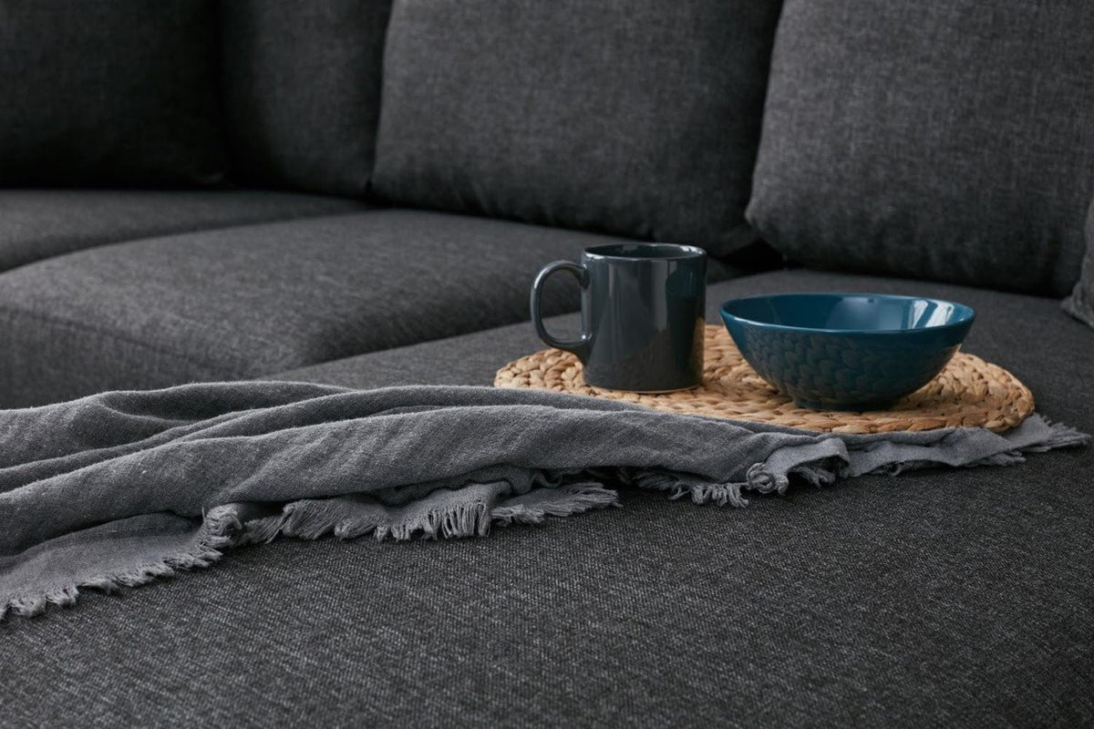Eva Right Ecksofa - Anthrazit in Anthrazit präsentiert im Onlineshop von KAQTU Design AG. L-Sofa rechts ist von Atelier Del Sofa