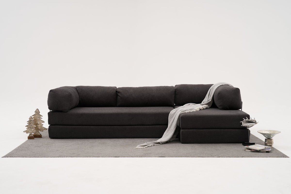 Comfort Ecksofa in Anthrazit von Atelier Del Sofa, Eckform mit Chenille-Bezug, Sitz- und Liegefläche sichtbar, Frontalansicht im Wohnraum.