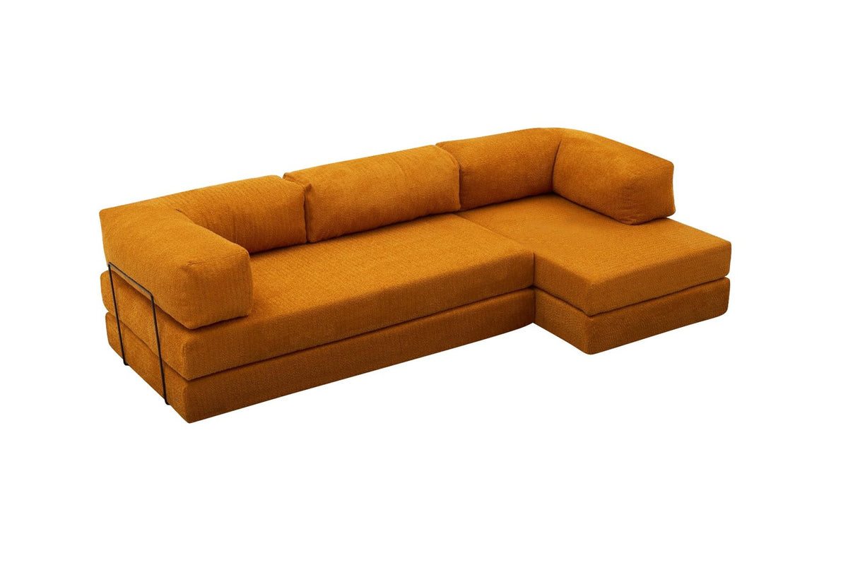 Oranges Ecksofa Comfort von Atelier Del Sofa mit Chenille-Bezug, L-Form und ausklappbarer Liegefläche, fotografiert in Studioumgebung.