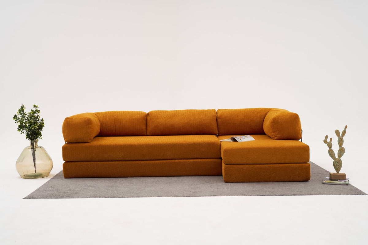 Oranges Ecksofa Comfort von Atelier Del Sofa mit Chenille-Bezug, L-Form und ausklappbarer Liegefläche, fotografiert in Studioumgebung.