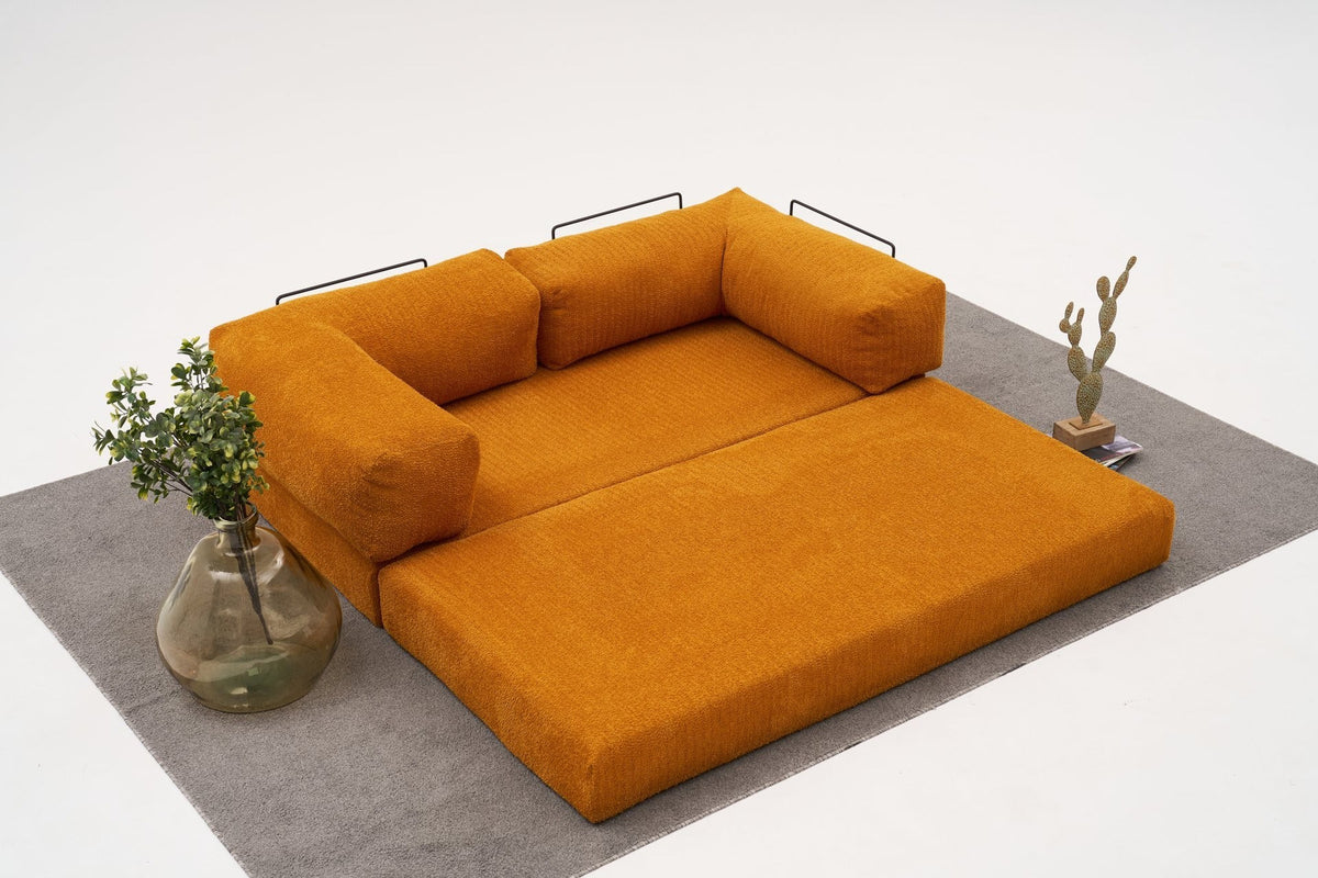 Oranges Ecksofa Comfort von Atelier Del Sofa mit Chenille-Bezug, L-Form und ausklappbarer Liegefläche, fotografiert in Studioumgebung.