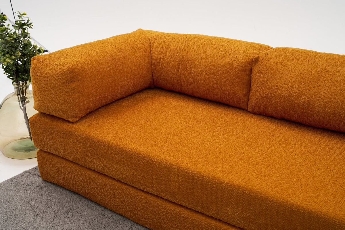 Oranges Ecksofa Comfort von Atelier Del Sofa mit Chenille-Bezug, L-Form und ausklappbarer Liegefläche, fotografiert in Studioumgebung.