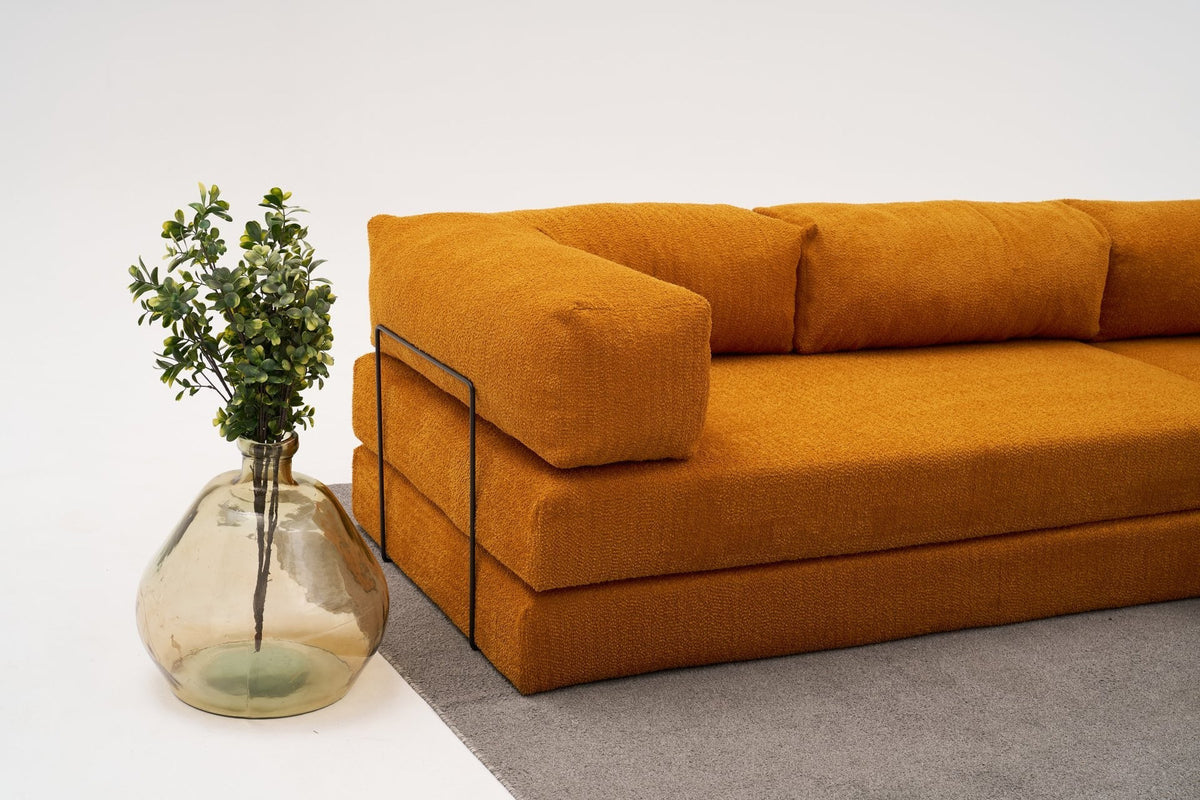 Oranges Ecksofa Comfort von Atelier Del Sofa mit Chenille-Bezug, L-Form und ausklappbarer Liegefläche, fotografiert in Studioumgebung.