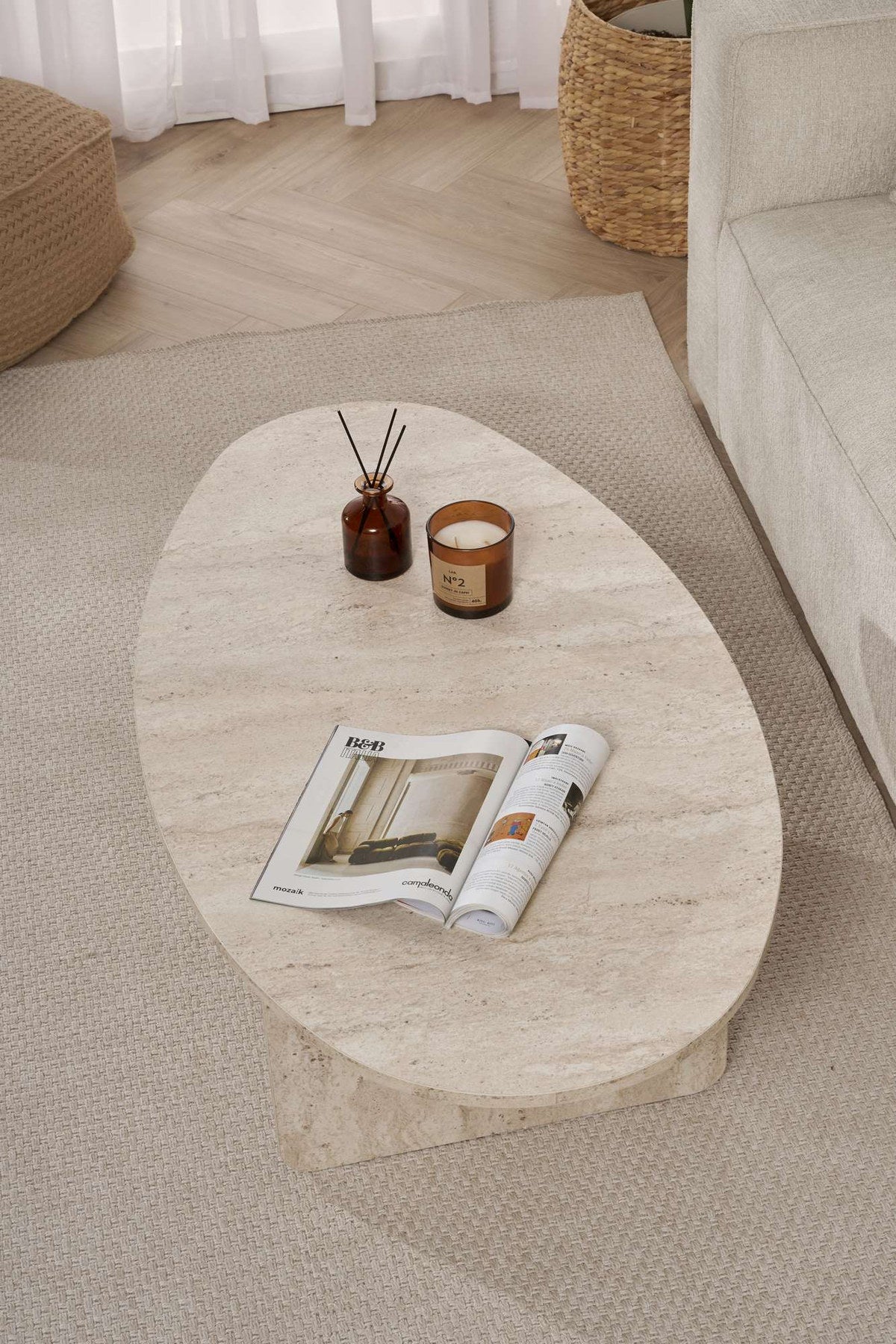 Rechteckiger Couchtisch in Travertin-Optik aus melaminbeschichteter Spanplatte, Masse 120 x 65 x 40 cm, schlichte Formgebung ohne Verzierungen.