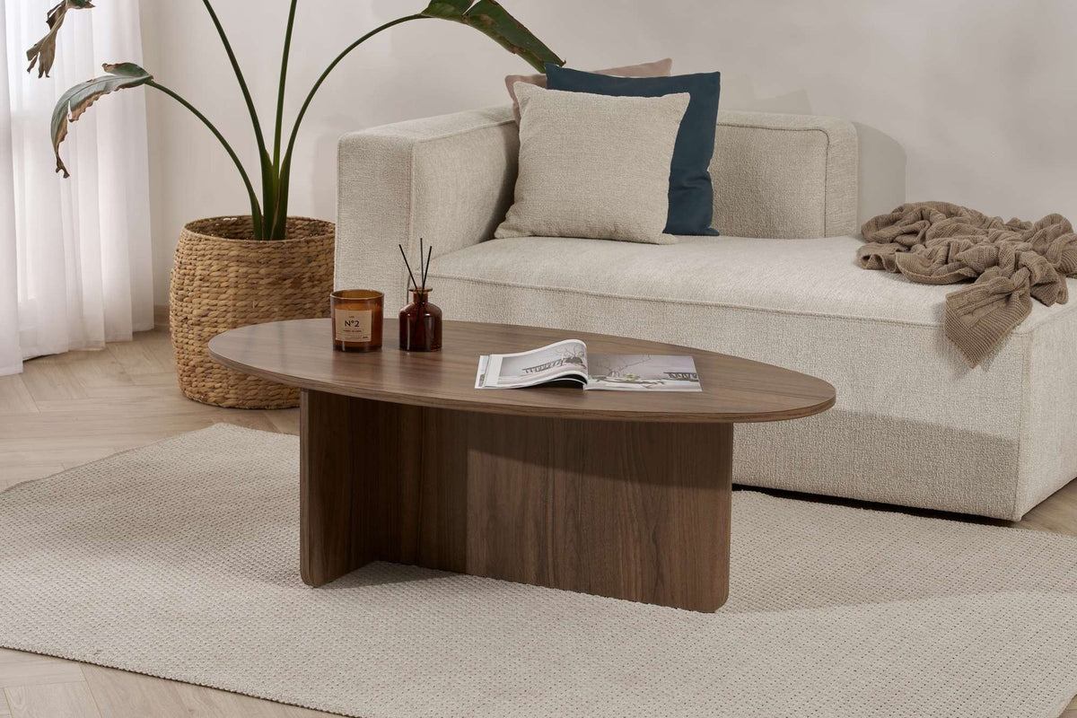 Foto eines rechteckigen Couchtischs in Venezia-Nussbaum-Optik aus melaminbeschichteter Spanplatte mit schlichtem, geradlinigem Design.