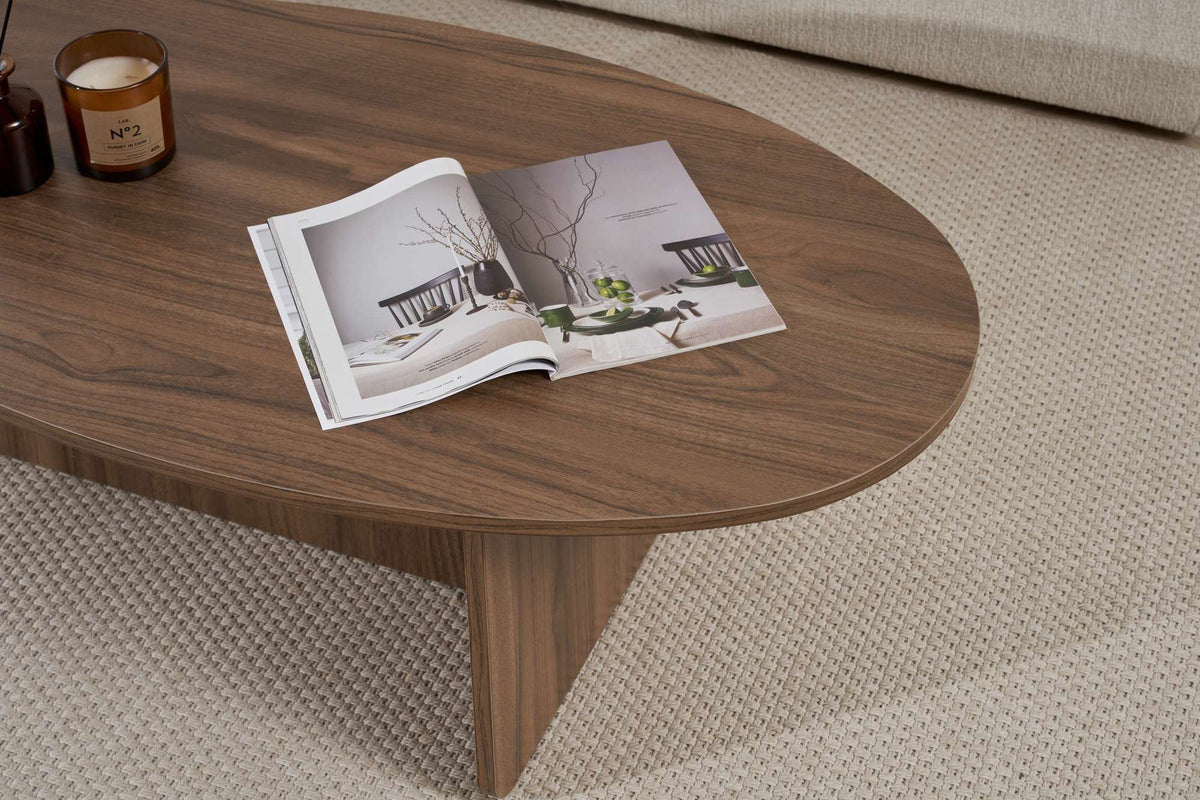 Foto eines rechteckigen Couchtischs in Venezia-Nussbaum-Optik aus melaminbeschichteter Spanplatte mit schlichtem, geradlinigem Design.