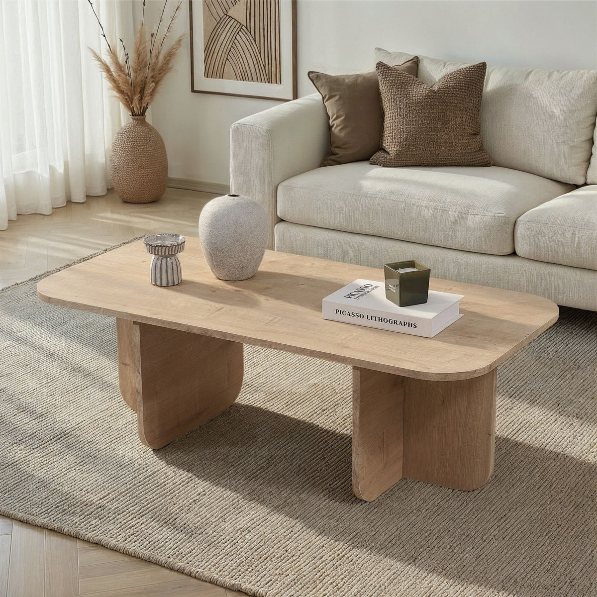 Rechteckiger Couchtisch Akira in Saphir-Eiche mit melaminbeschichteter Spanplattenoberfläche, schlichte Form, 120 cm breit und 41 cm hoch.