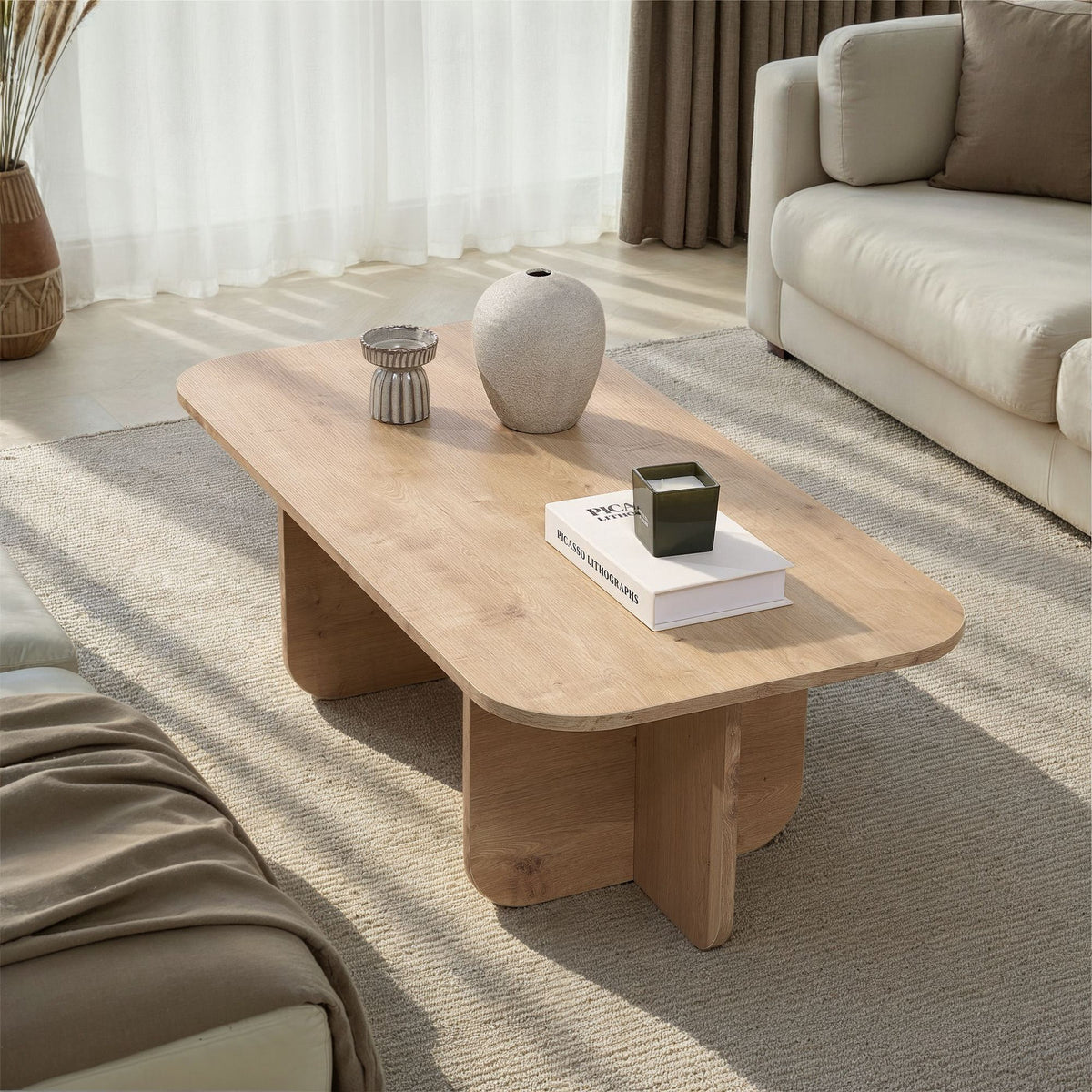 Rechteckiger Couchtisch Akira in Saphir-Eiche mit melaminbeschichteter Spanplattenoberfläche, schlichte Form, 120 cm breit und 41 cm hoch.