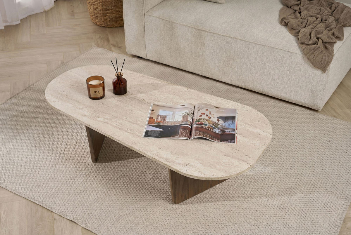 Ovaler Couchtisch aus melaminbeschichteter Spanplatte in Travertin-Optik mit Venezia-Nussbaum-Dekor, Masse 130x65x40cm.