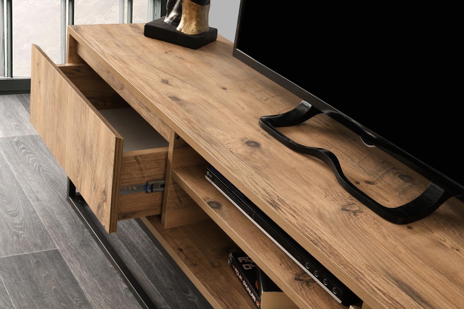 Belinda 180 in Schwarzkiefer präsentiert im Onlineshop von KAQTU Design AG. Sideboard ist von Hanah Home