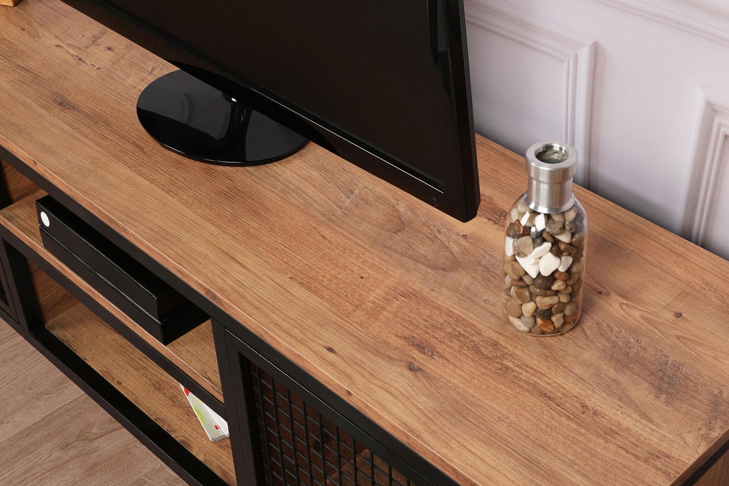 Zeno in Kiefer Schwarz präsentiert im Onlineshop von KAQTU Design AG. Sideboard ist von Hanah Home