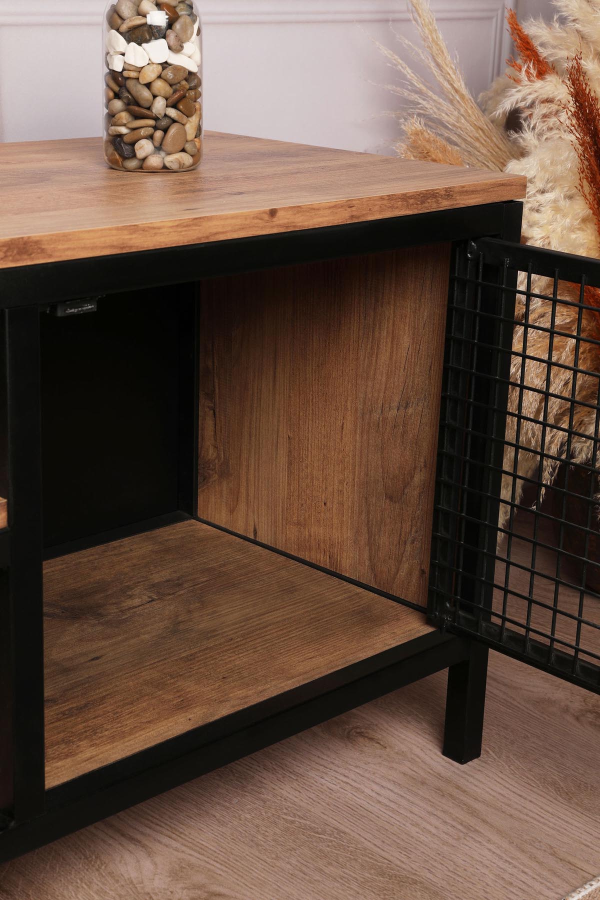 Zeno in Kiefer Schwarz präsentiert im Onlineshop von KAQTU Design AG. Sideboard ist von Hanah Home
