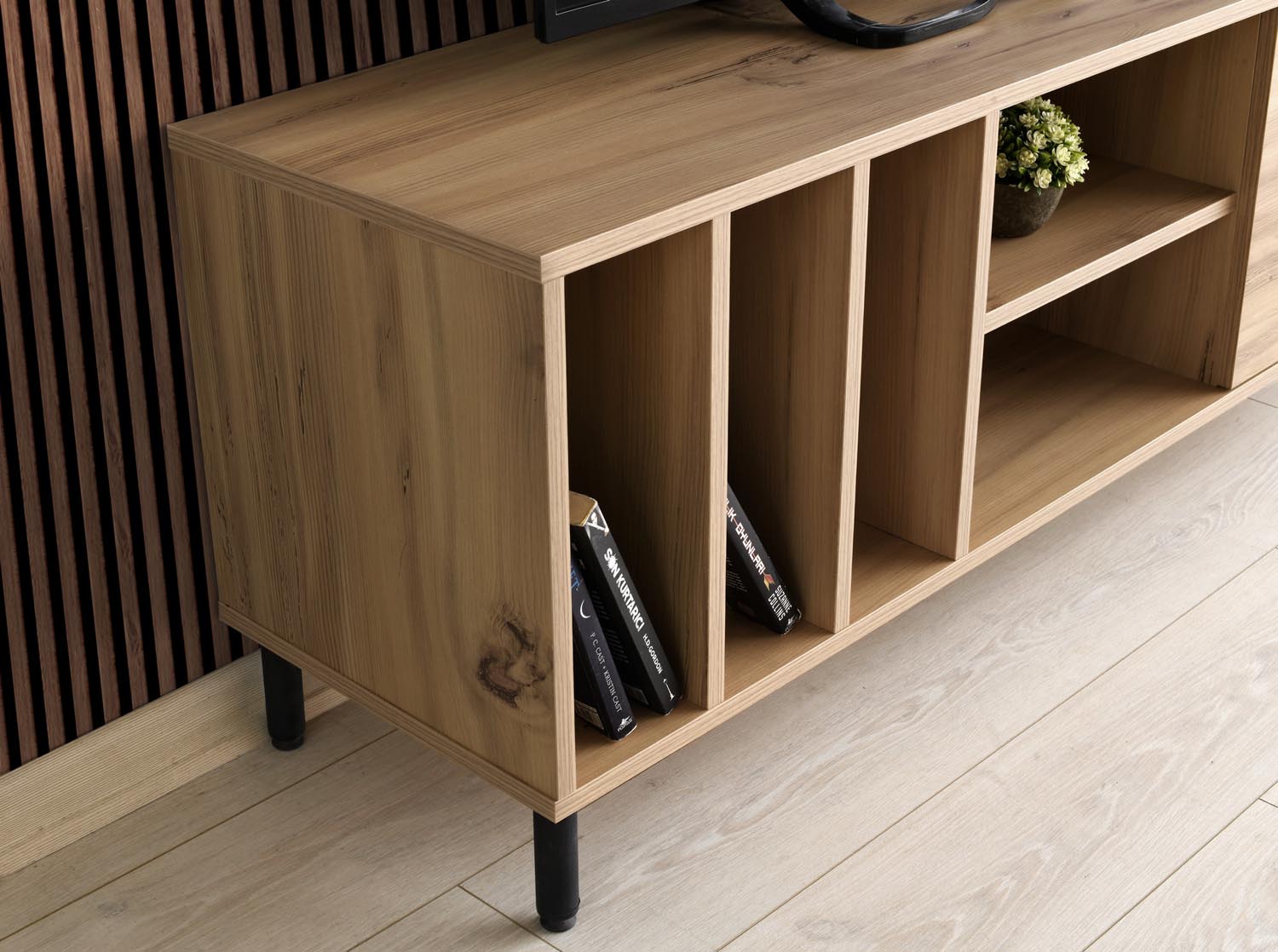 Bodegas in Eiche präsentiert im Onlineshop von KAQTU Design AG. Sideboard ist von Hanah Home